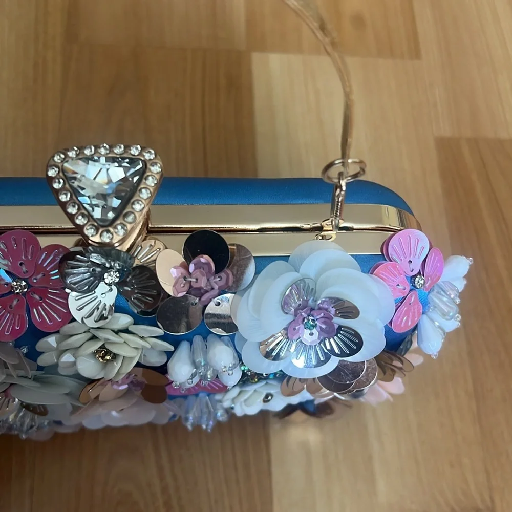 COPY - Bebe Sequenced Daisy Clutch - Picture 11 of 17